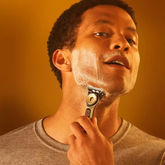 Gillette Heated Razor Kit - Picture 2 of 2